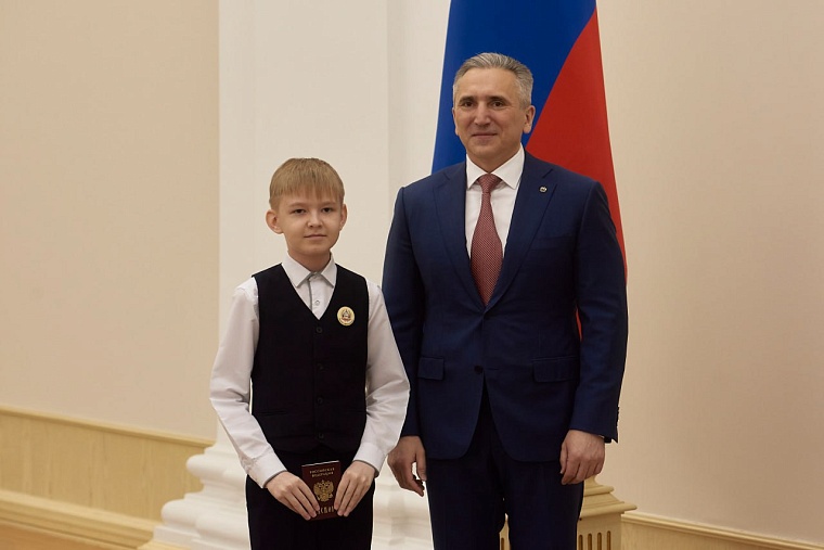 Губернатор Александр Моор вручил паспорта самым юным и достойным жителям региона