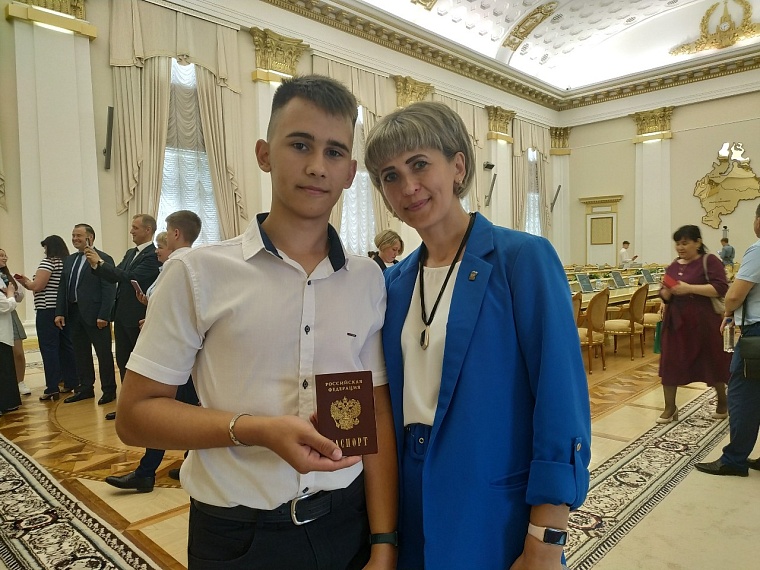 Губернатор Александр Моор вручил паспорта самым юным и достойным жителям региона