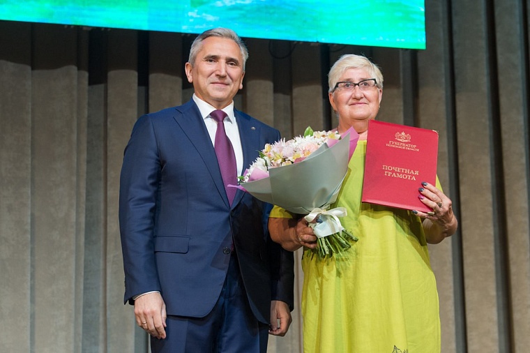 Александр Моор наградил тюменцев за особые достижения в преддверии Дня города