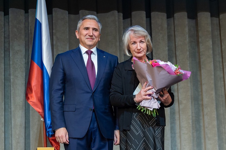 Александр Моор наградил тюменцев за особые достижения в преддверии Дня города