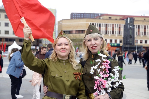 Символ доблести и мира: на площади 400-летия Тюмени волонтеры раздали георгиевские ленты