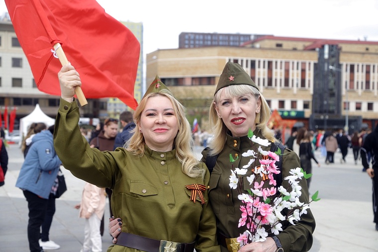 Символ доблести и мира: на площади 400-летия Тюмени волонтеры раздали георгиевские ленты