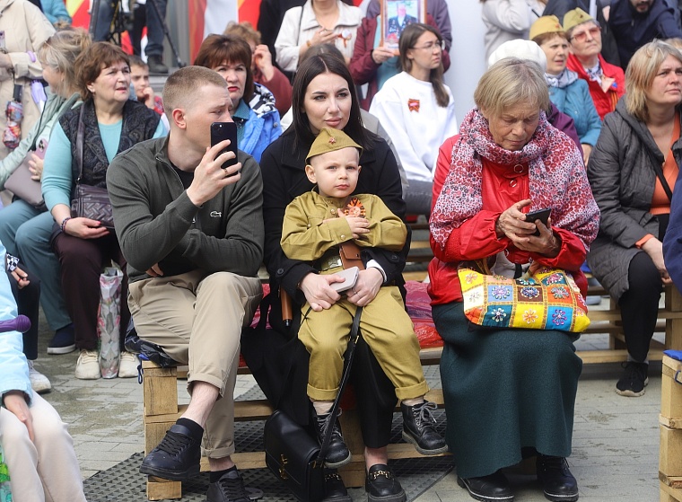 Символ доблести и мира: на площади 400-летия Тюмени волонтеры раздали георгиевские ленты
