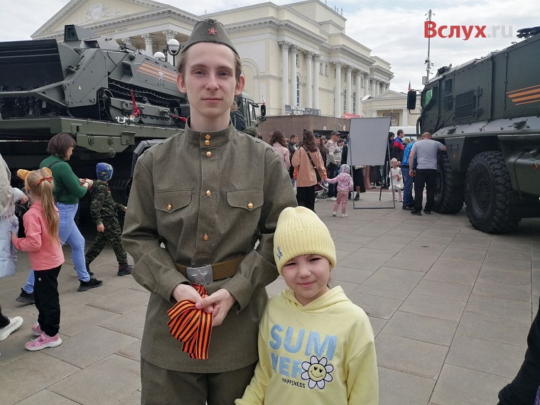 Символ доблести и мира: на площади 400-летия Тюмени волонтеры раздали георгиевские ленты