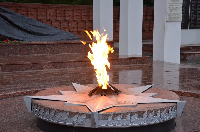 В Тюмени на рассвете прошла акция "Свеча Памяти"