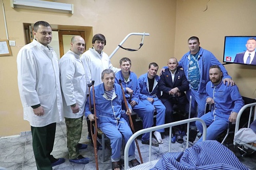 Глава Тюмени посетил в госпитале ветеранов СВО