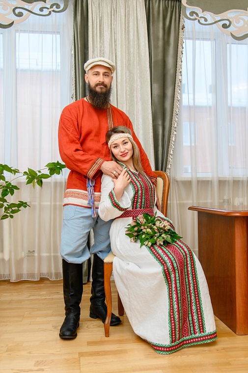 В Нижнетавдинском районе молодожены поженились в традиционных русских народных костюмах