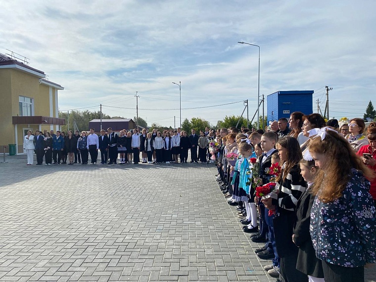 Губернатор Александр Моор открыл обновленную школу в селе Княжево