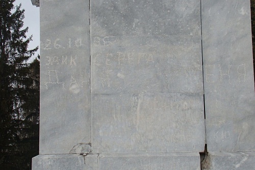 Здесь был Эдик: в Тобольске вандалы изуродовали памятник Ермаку