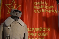 На выставку о сибиряках Герой России Шарпатов передал семейную реликвию