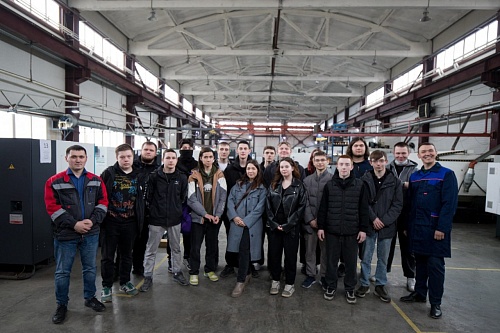 Будущие токари из колледжа познакомились с профессией на тюменском предприятии