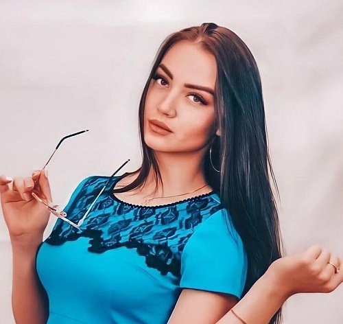 «Это нормально»: педагог из Ишима, которую уволили за откровенные фото в сети, готовится к съемкам для ТНТ