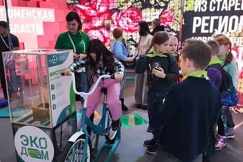 Превращение вторсырья в новые изделия показывают тюменцы посетителям выставки "Россия" на ВДНХ