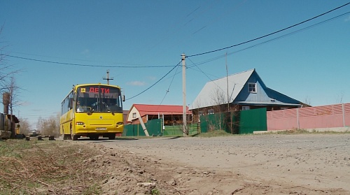 Школьникам из Падериной приходится идти несколько километров до ближайшей остановки