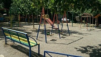 В Надыме чиновница устроила показную фотосессию на недостроенной детской площадке