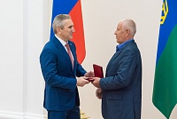 Александр Моор вручил государственные награды за заслуги перед Тюменской областью и страной