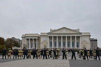 Тюменские спасатели станцевали на площади у драмтеатра