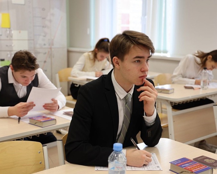 Рособрнадзор: более 97% выпускников успешно справились с написанием итогового сочинения