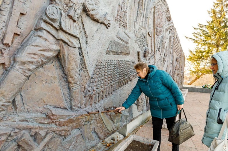 Историческое событие 7 ноября отражено на барельефе в Тюмени