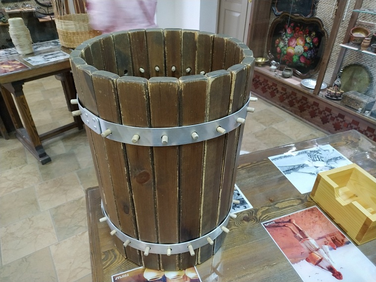 Бочку-конструктор можно собрать только вдвоем