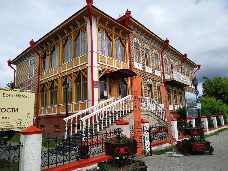 Дом ремесле в Тобольске сразу бросается в глаза