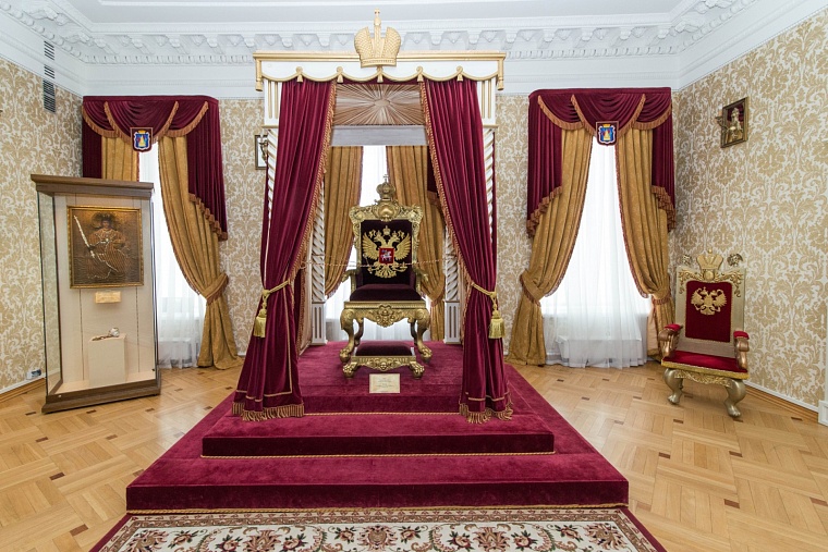 Дворец наместника внешне выглядит скромно, зато внутри - все по-царски