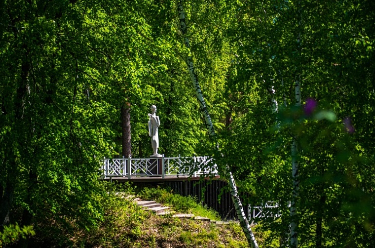 Ботанический сад украшают скульптуры и беседки