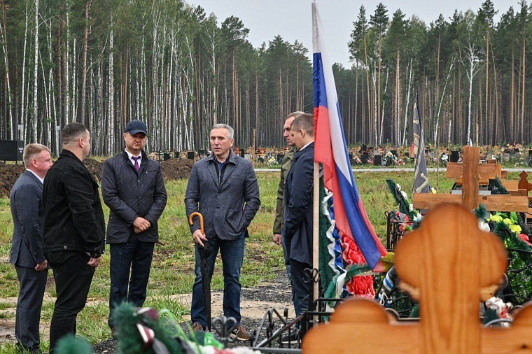 Александр Моор поручил благоустроить территорию, где похоронены погибшие на СВО тюменцы