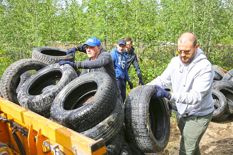 Брошенные автомобильные покрышки наносят большой урон экологии.