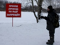 На тюменских водоемах устанавливают знаки о запрете выхода на лед
