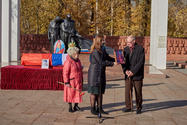Тюменские поисковики передали личные вещи красноармейца его родному брату
