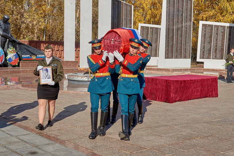 Тюменские поисковики передали личные вещи красноармейца его родному брату