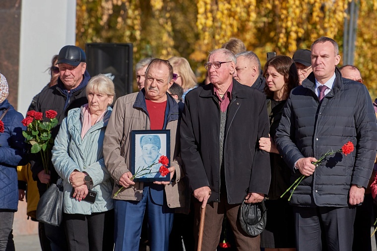 Тюменские поисковики передали личные вещи красноармейца его родному брату