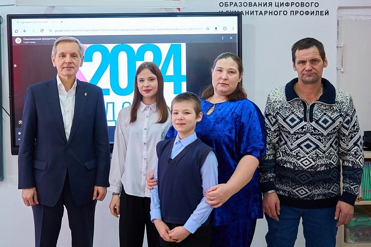Многодетной семье из тюменского села единороссы помогли купить доильный аппарат