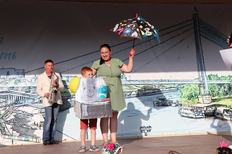 Праздничная программа в честь Дня рождения Тюмени собрала сотни тюменцев в Сквере 65-летия Победы