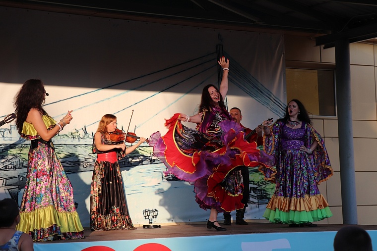 Праздничная программа в честь Дня рождения Тюмени собрала сотни тюменцев в Сквере 65-летия Победы