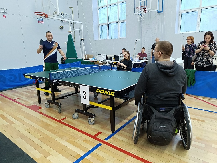 Тюменский ветеран СВО играет в теннис и занимается боксом на протезах