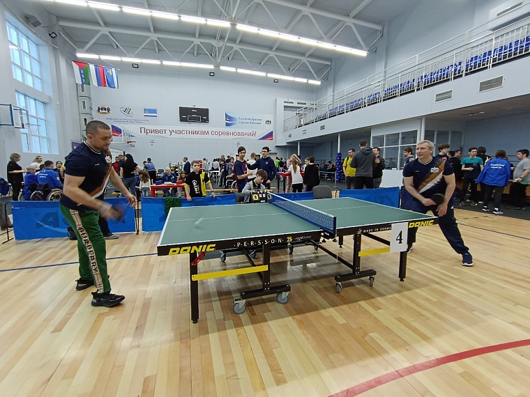 Тюменский ветеран СВО играет в теннис и занимается боксом на протезах