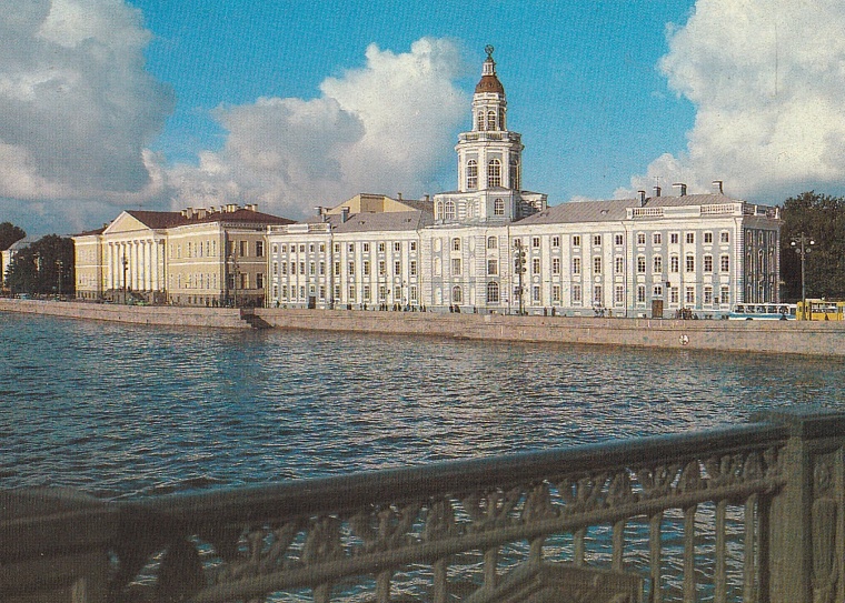 Здание Кунсткамеры. Открытка 1980 года из коллекции автора