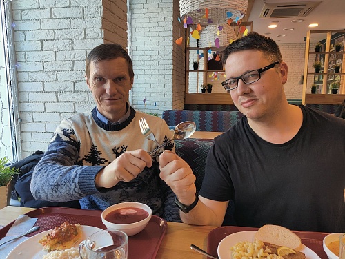 Рыбная котлета и борщ с намеками на мясо. Обедаем за 200 в «Вилке-Ложке»