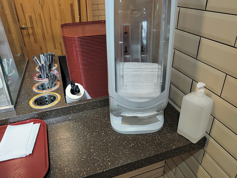 Салфетки загружены в экономичную салфетницу