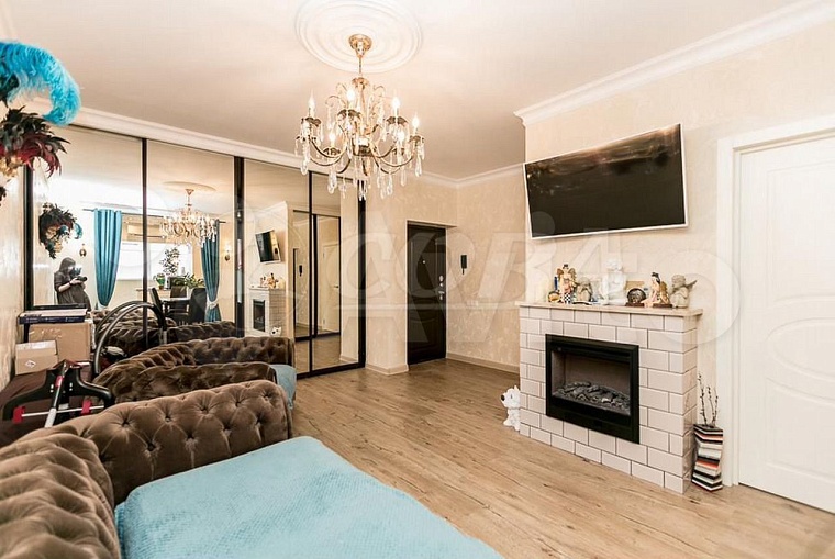 Уют с огоньком: рассматриваем квартиры с каминами в Тюмени