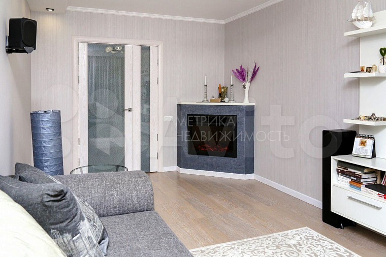 Уют с огоньком: рассматриваем квартиры с каминами в Тюмени