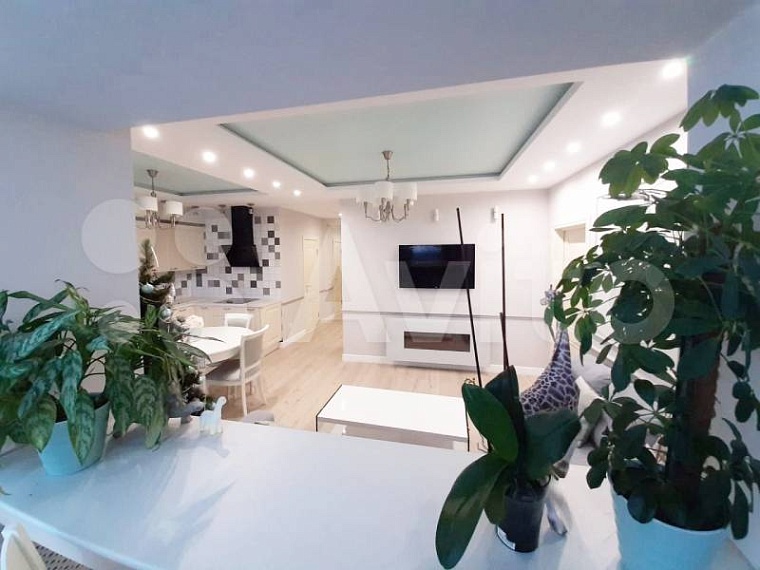 Уют с огоньком: рассматриваем квартиры с каминами в Тюмени