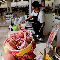 С углем, пихтой, в бургере: где в Тюмени попробовать необычное мороженое