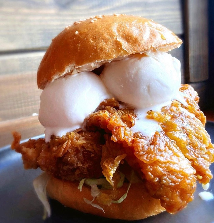 С углем, пихтой, в бургере: где в Тюмени попробовать необычное мороженое