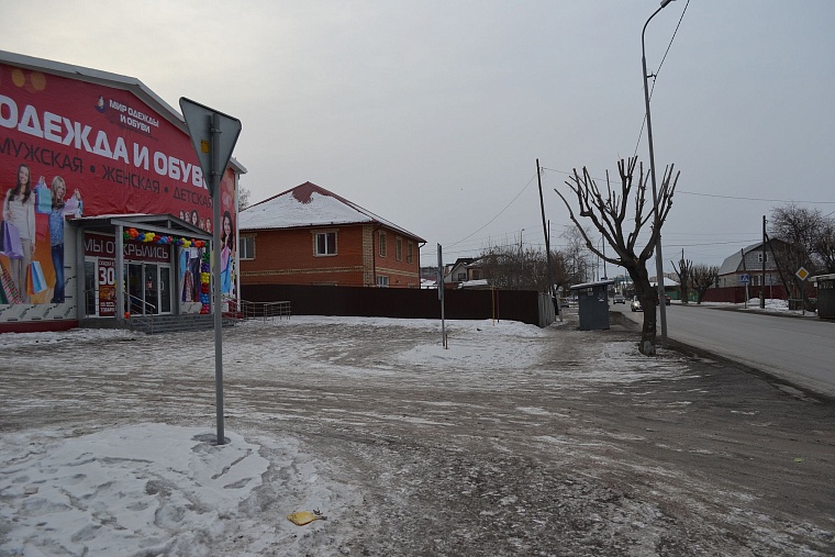 Неудобное соседство: тюменская семья готова покинуть свой дом