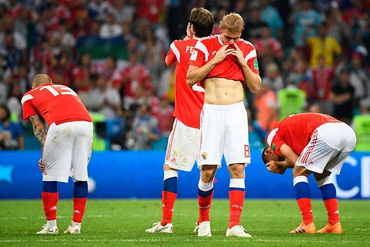 Пока вы спали: Россия уступила Хорватии по пенальти, японцы погибают из-за дождей, а ласковый кот сорвал интервью