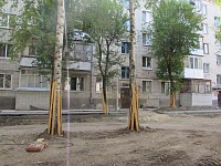 Во дворе по ул. ВЛКСМ удалось сохранить деревья и избавиться от старого газгольдера