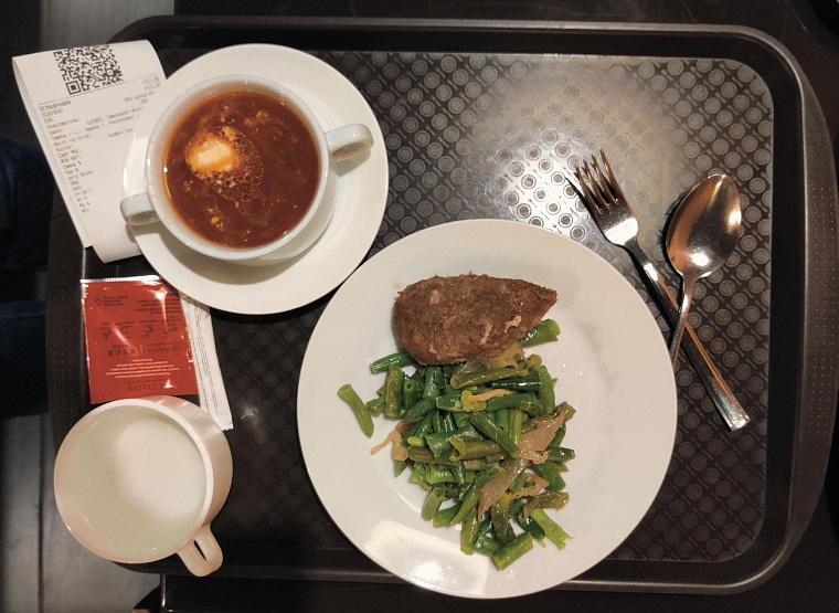 В темном-темном зале несоленый-несоленый салат. Обедаем за 200 в кафе «Ассорти»